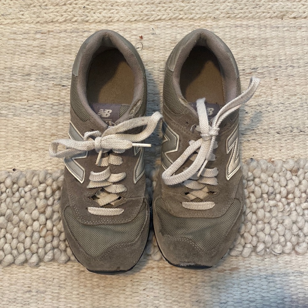 •New Balance Sneaker